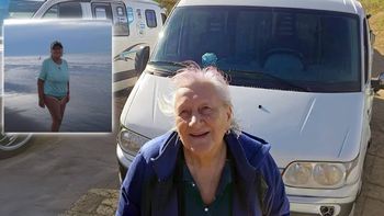 Anita, en el Motorhome con el que viaja sola por el país y el continente y la playa que descubrió en este viaje. Anita, en el Motorhome con el que viaja sola por el país y el continente y la playa que descubrió en este viaje.