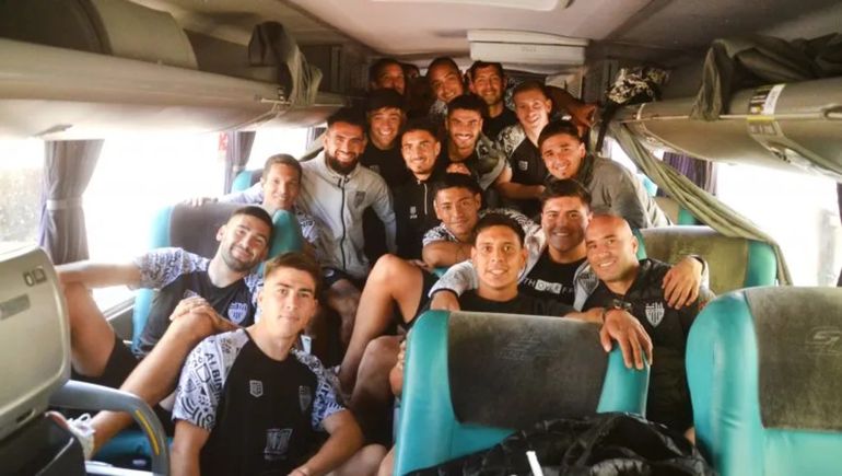 Cipolletti partió hacia Cordoba con una gran despedida de los hinchas