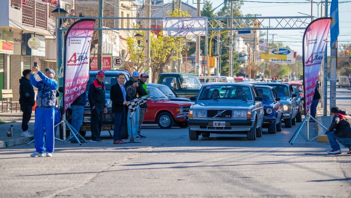 El intendente Marcelo Román participó del encuentro de autos antiguos que se lucieron en las calles de Allen.&nbsp;