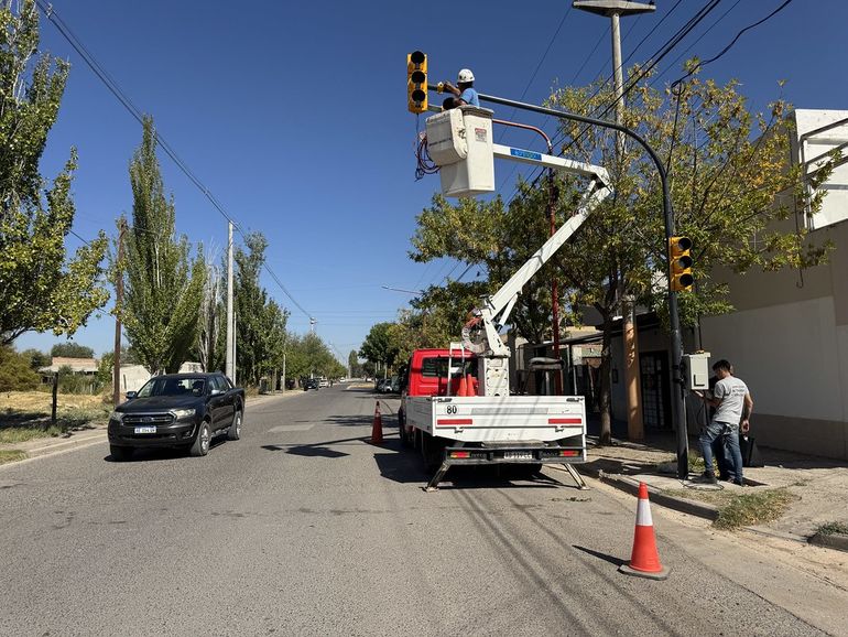 La intersección de Santa Cruz y Ceferino Namuncurá, ya cuenta con nuevo semáforo en funcionamiento. La intersección de Santa Cruz y Ceferino Namuncurá, ya cuenta con nuevo semáforo en funcionamiento.