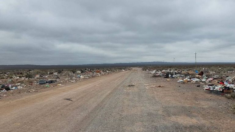 La imagen tomada días atrás muestra la candidad de basura que se acumula a la vera de la Ruta 74. Vecinos de Las Perlas piden controlar los rodados que llegan con carga desconocida.&nbsp;