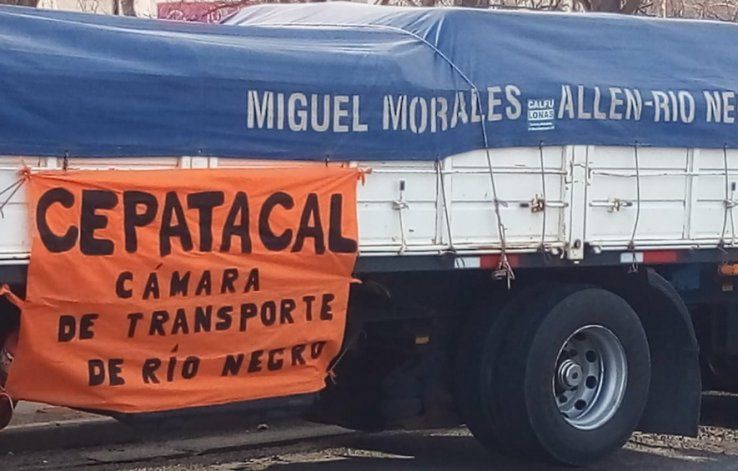 Camioneros reclaman ser contratados en Allen