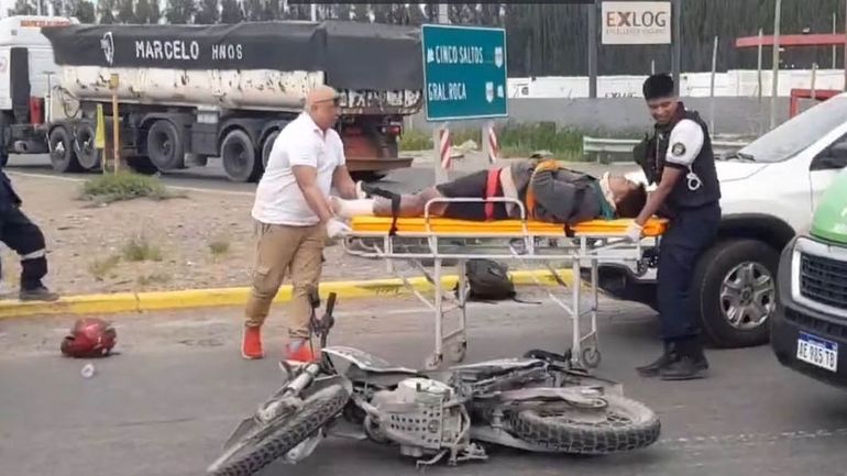 El joven motociclista sufrió golpes y contusiones que no eran de gravedad. Había quedado en observación en una clínica privada. 