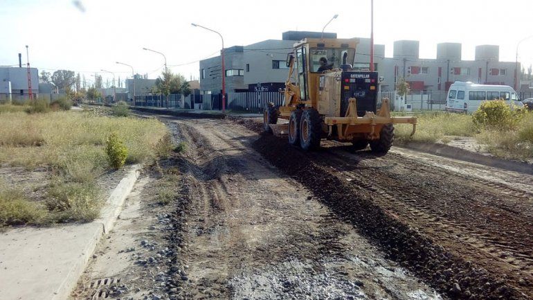 Las máquinas municipales trabajan en el mantenimiento de calles.