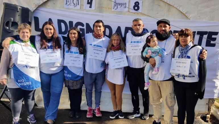 Docentes realizan cuarto d&iacute;a de ayuno frente a Casa de Gobierno 