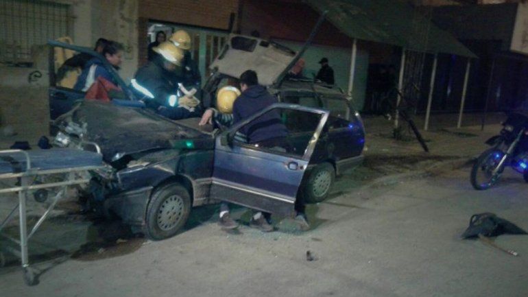 Los heridos quedaron atrapados entre los hierros del auto.