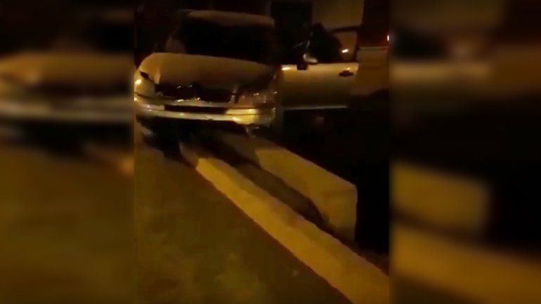 Perdió el control de su auto y casi cae al canal: la salvó el cordón cuneta