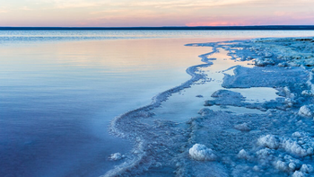 Las Salinas del Gualicho están ubicadas a solo 60 kilómetros del balneario Las Grutas, se trata de las segundas salinas más grandes de Sudamérica.