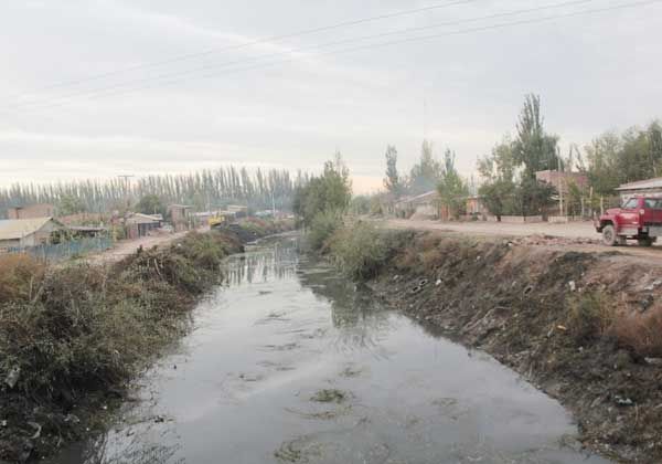 Empezaron a limpiar el canal de desagüe pluvial P2