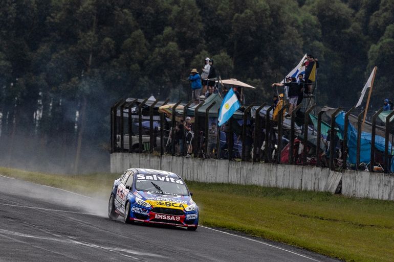 Turismo Nacional: Manu Urcera ganó un carrerón, pero perdió en la técnica