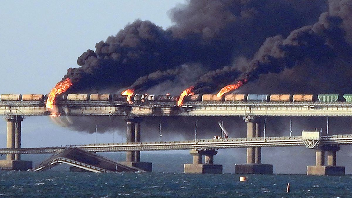 Una terrible explosión hizo colapsar un puente clave en Rusia