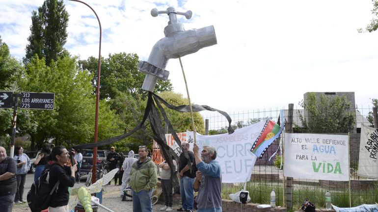 Vecinos y ambientalistas se movilizaron en rechazo a la perforación de 147 pozos petroleros en el Lago Pellegrini | LMCipolletti.com Vecinos y ambientalistas se movilizaron en rechazo a la perforación de 147 pozos petroleros en el Lago Pellegrini