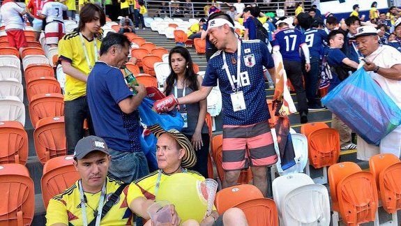 Hinchas de japón y Senegal limpiaron las tribunas 