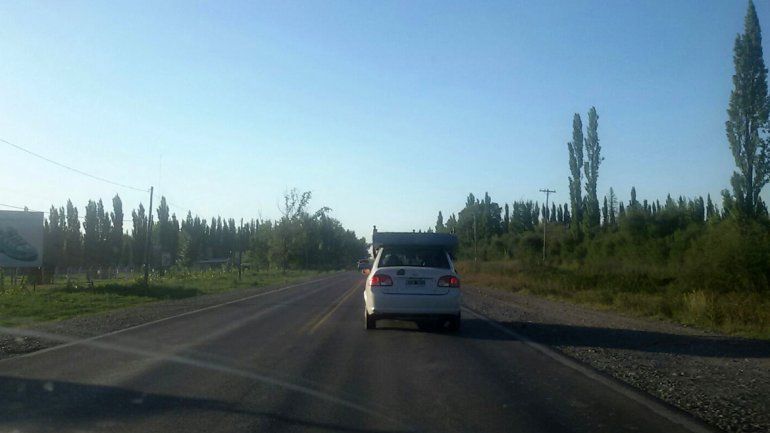 El automovilista sostuvo el sommier con una mano mientras conduce
