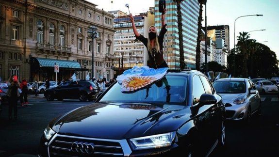 Fue a la marcha del 17A y se mandó al frente: debe $350 mil de patentes