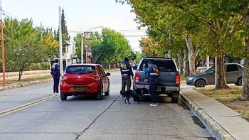 Efectivos de la División Antidrogas de la Policía Federal de Cipolletti realizaban controles en la calle Toschi y Ruta 22.&nbsp;