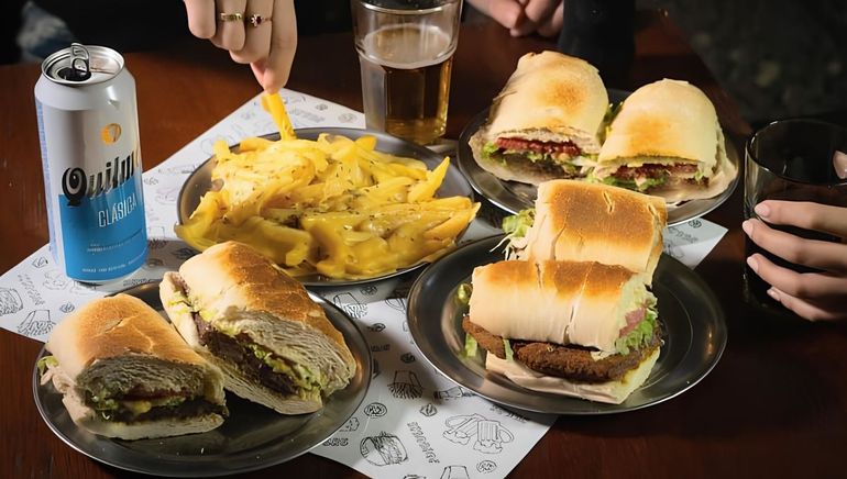 Comió y bebió de lo mejor, pero a la hora de pagar terminó todo mal