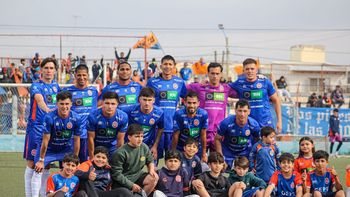 Bronca en Deportivo Roca: fuertes carteles contra la dirigencia y el técnico por una derrota. Bronca en Deportivo Roca: fuertes carteles contra la dirigencia y el técnico por una derrota.