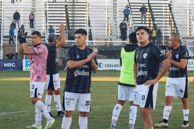 Cipolletti y las caras largas después de una nueva derrota. Fotos: Anahí Cárdena&nbsp;