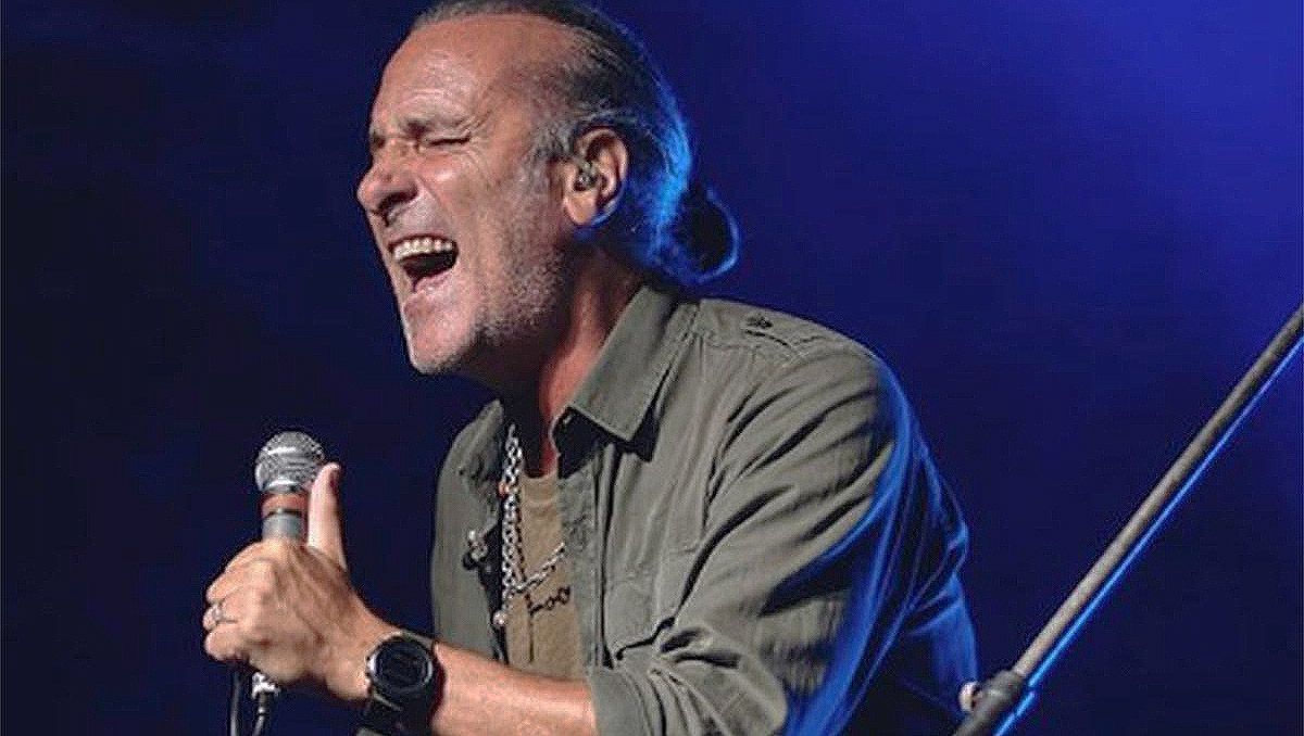 El Bar 1946 festeja su primer año de vida con el show de Manuel Wirzt