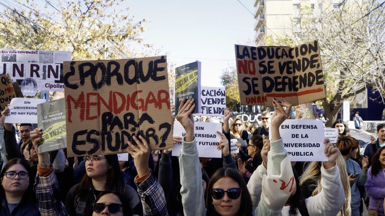 La marcha universitaria se hizo sentir en Río Negro, con una fuerte movilización en las ciudades del Alto Valle.