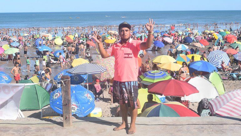 Martín, el trotamundo que vende donas en Las Grutas