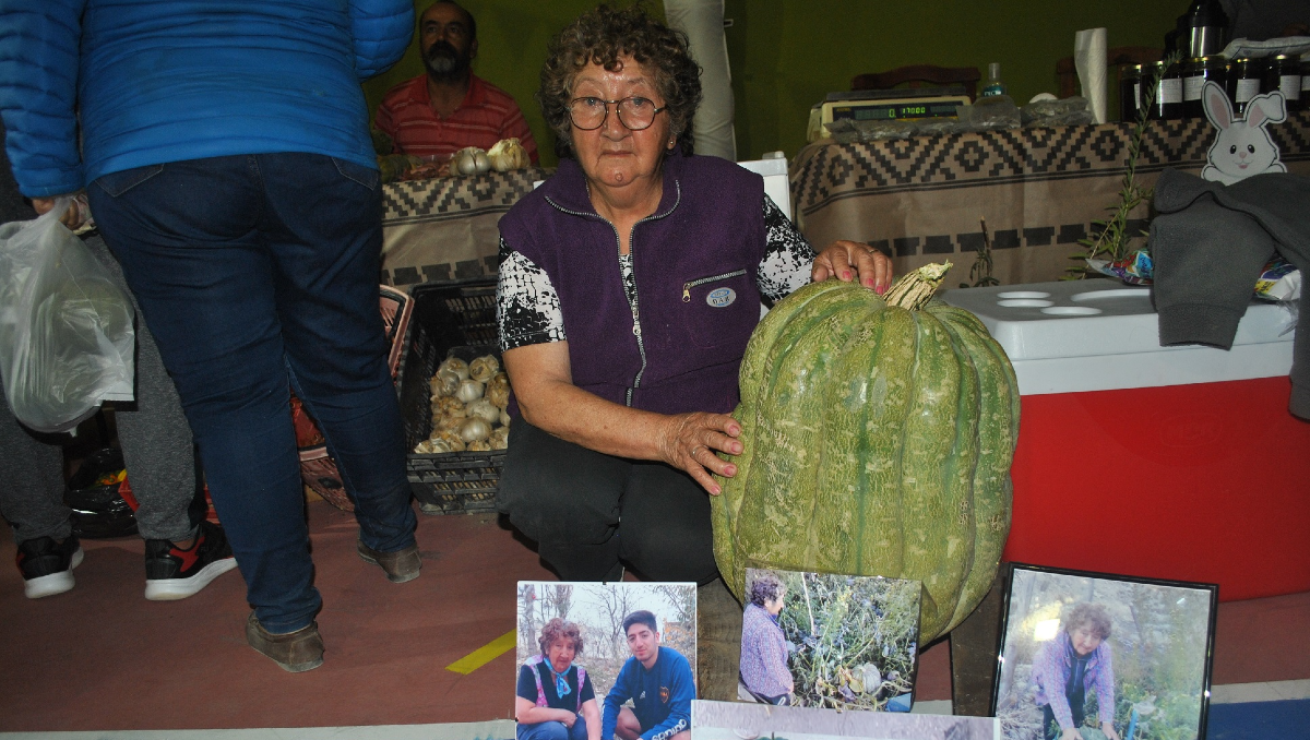 Doña Elena cosechó un zapallo de casi 30 kilos en su huerta