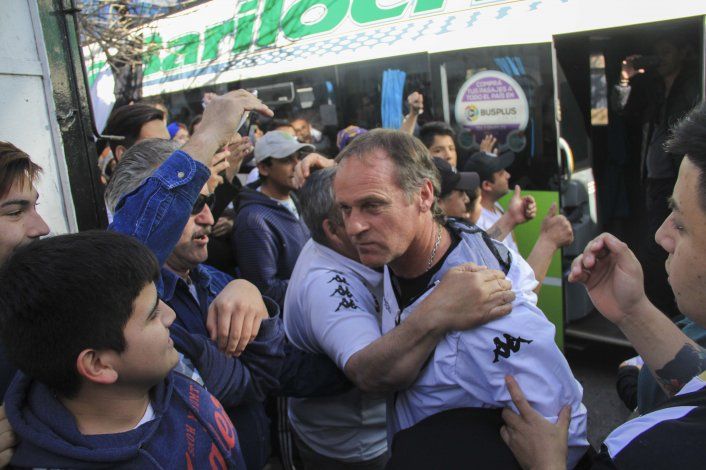 Los hinchas albinegros recibieron con emoción al equipo