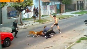 video: una mujer fue atacada ferozmente por tres perros