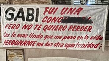 La bandera que la muchacha infiel le dedicó a su novio.