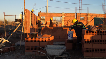 Iniciaron las obras de construcción de las casas para reubicar a las familias del asentamiento Mariano Moreno de Cipolletti.