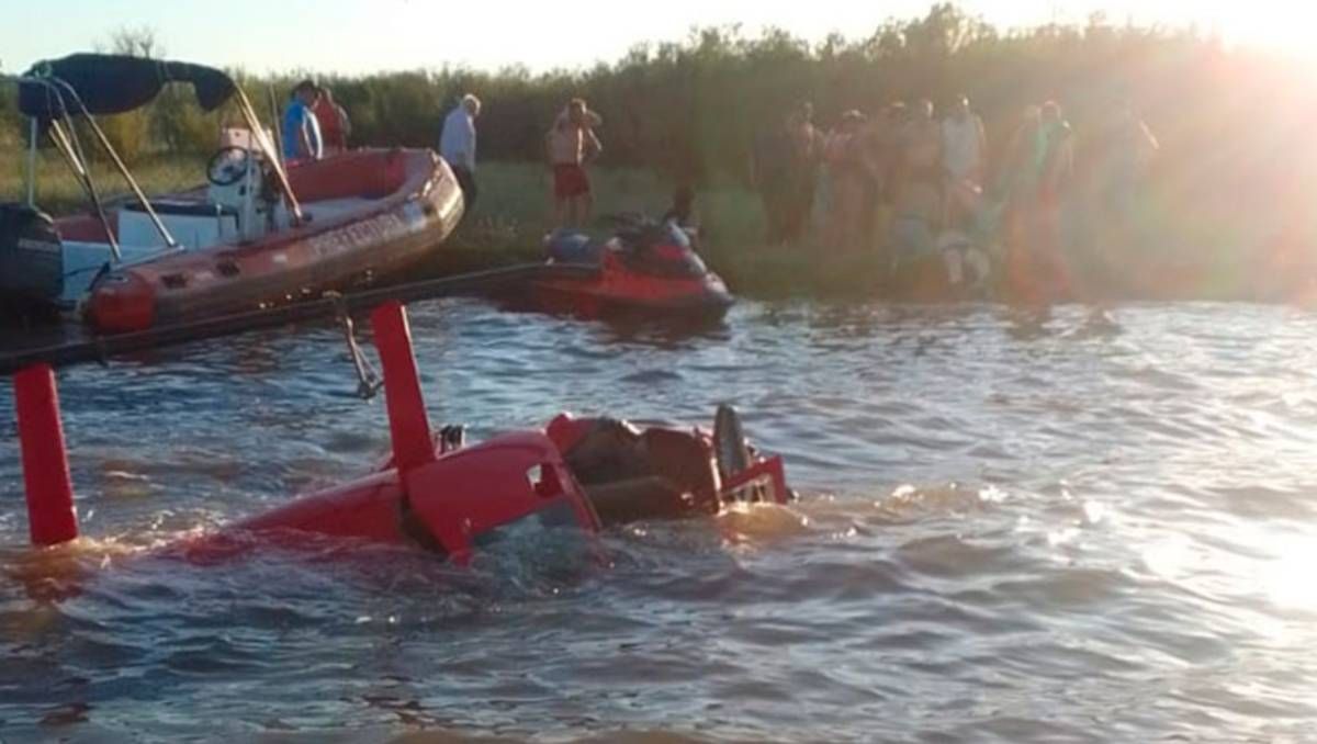 Un helicóptero cayó al río tras realizar varias maniobras imprudentes: un muerto y tres heridos