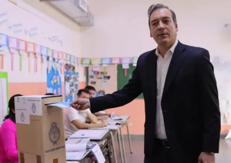 El actual diputado emitió su voto minutos después de las 9.00 de la mañana en el Barrio Los Olmos de General Roca.  El actual diputado emitió su voto minutos después de las 9.00 de la mañana en el Barrio Los Olmos de General Roca.