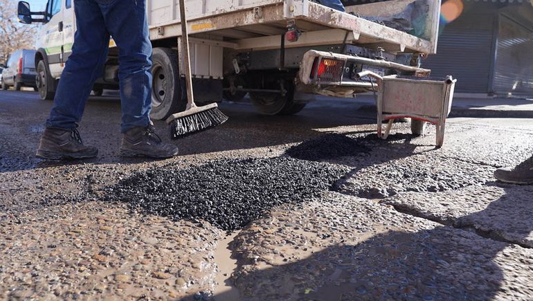 Continúan arreglando los baches que generan serios trastornos
