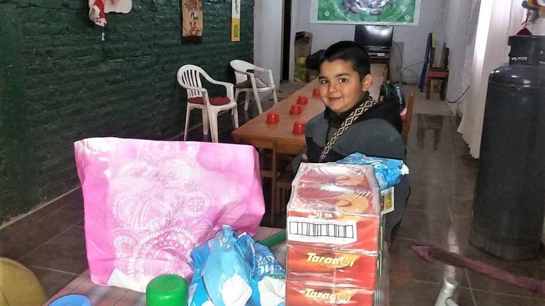 Ciro, el niño de 5 años que lleva ropa y comida a los que pasan frío y hambre
