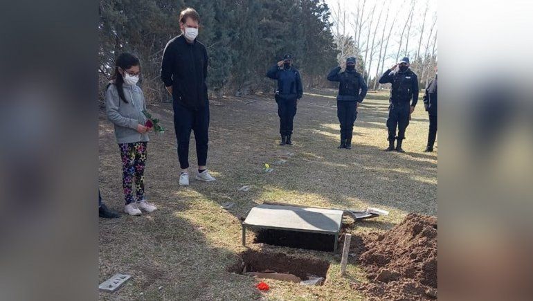 Despiden con honores a perro que vivía en una comisaría de Roca