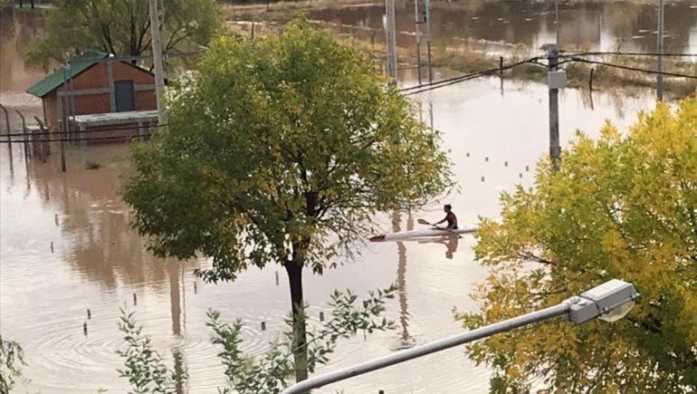 Aprovechó la lluvia y salió a andar en kayak por las calles de Neuquén