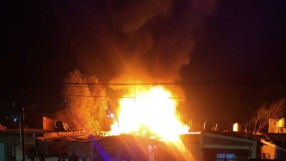 Un voraz incendio consumió una vivienda en el barrio 4 de Agosto