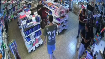 El momento en que el vecino justiciero se le acerca al ladrón.