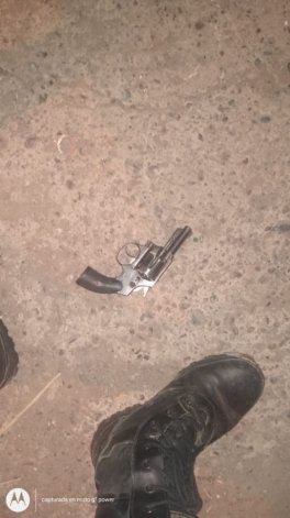 Se durmió con un arma de fuego en la cintura y se disparó en los genitales