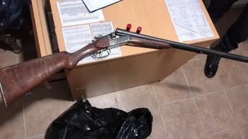 Un vecino encontró una escopeta cargada y envuelta a un costado de las vías en Cipolletti.