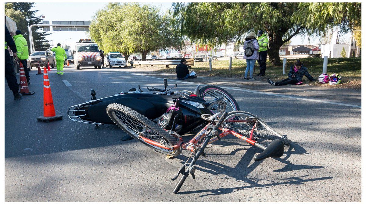 Insólito choque entre una bici y una moto en la 22