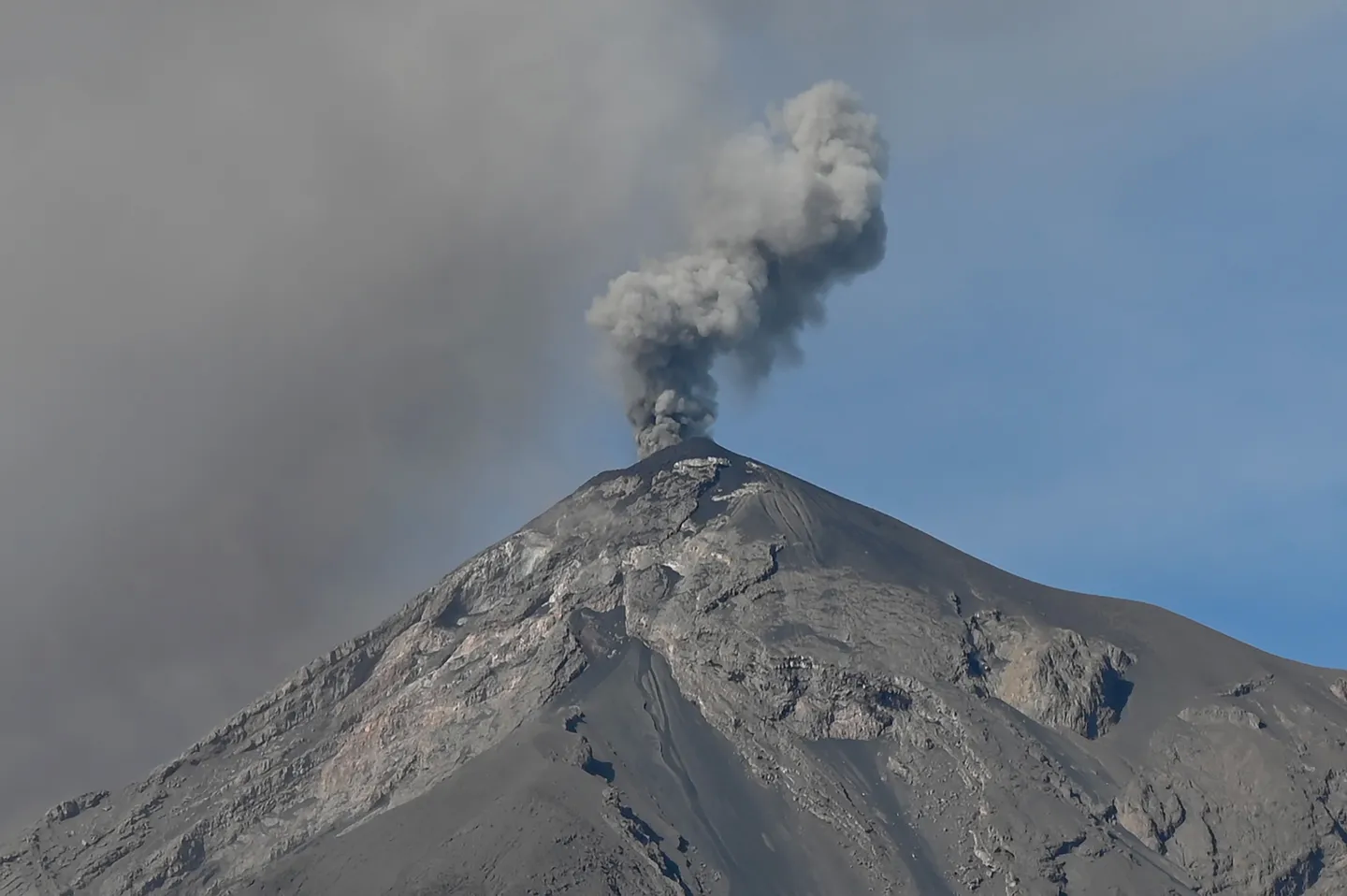 Guatemala: por la erupción del volcán de Fuego, cerraron el principal  aeropuerto del país
