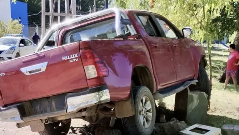Iban borrachos y se estrellaron en el ingreso del camping municipal