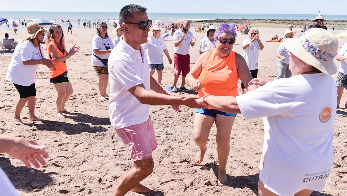 Baile y juegos en Las Grutas: el primer día de los abuelos de Cutral Co