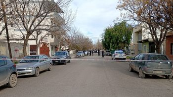 La mujer con la que residía en un edificio de departamentos ubicado en la calle Río Santiago resultó herida y fue trasladada al Hospital Pedro Moguillansky de la localidad. La mujer con la que residía en un edificio de departamentos ubicado en la calle Río Santiago resultó herida y fue trasladada al Hospital Pedro Moguillansky de la localidad.
