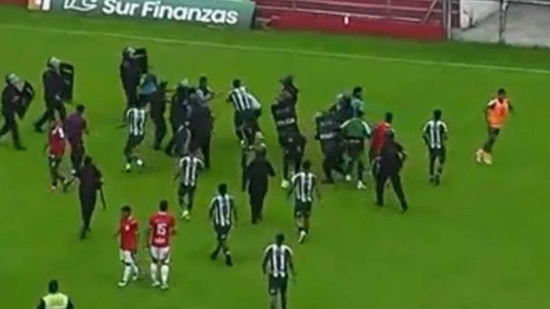 La paliza que le dieron los jugadores a los árbitros en las semifinales de la liga tucumana | LMCipolletti.com La paliza que le dieron los jugadores a los árbitros en las semifinales de la liga tucumana