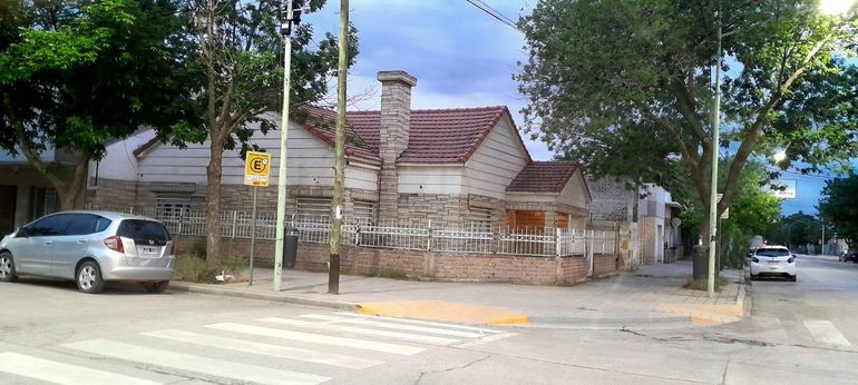 Una imagen nocturna de la supuesta casa embrujada de Cipolletti. Una imagen nocturna de la supuesta casa embrujada de Cipolletti.