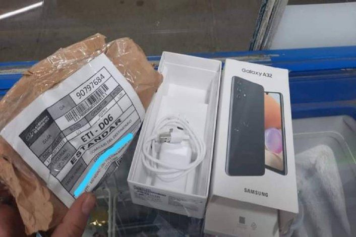 Indignante: compró dos celulares y el paquete le llegó vacío