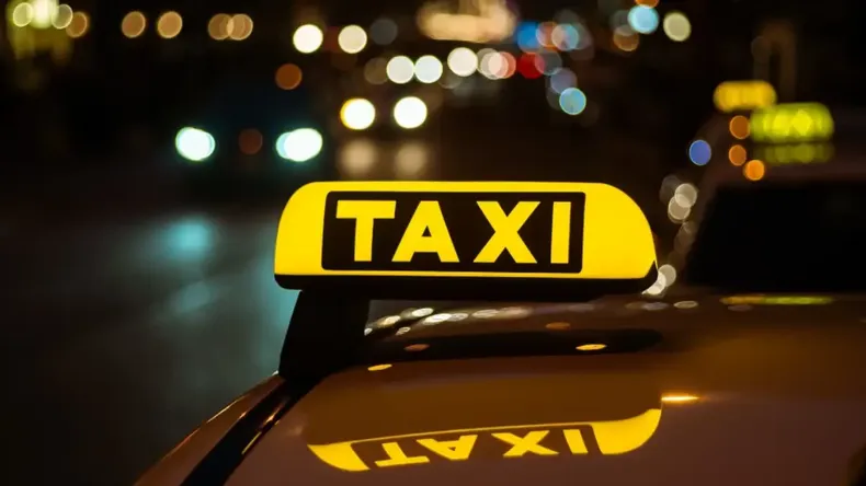 Detuvieron a un taxista por abusar de una pasajera y descubrieron que tenía antecedentes